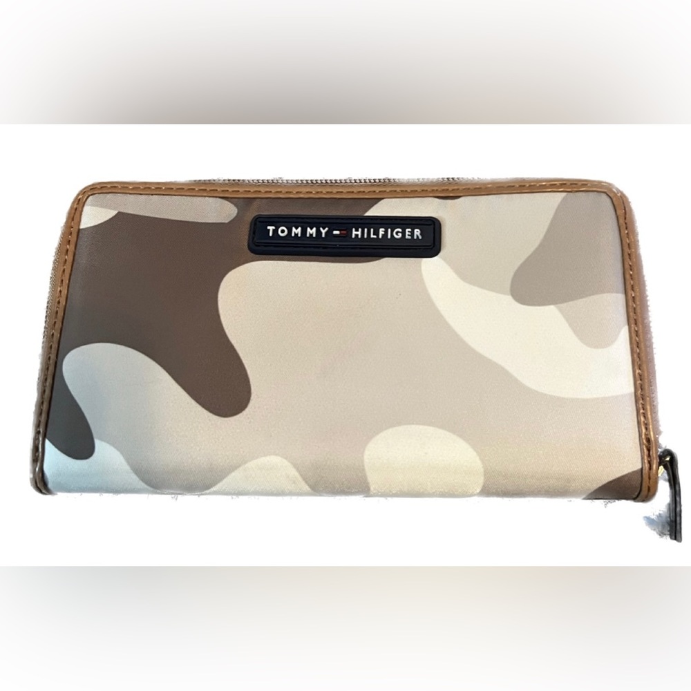 TOMMY HILFIGER Camouflaged Wallet